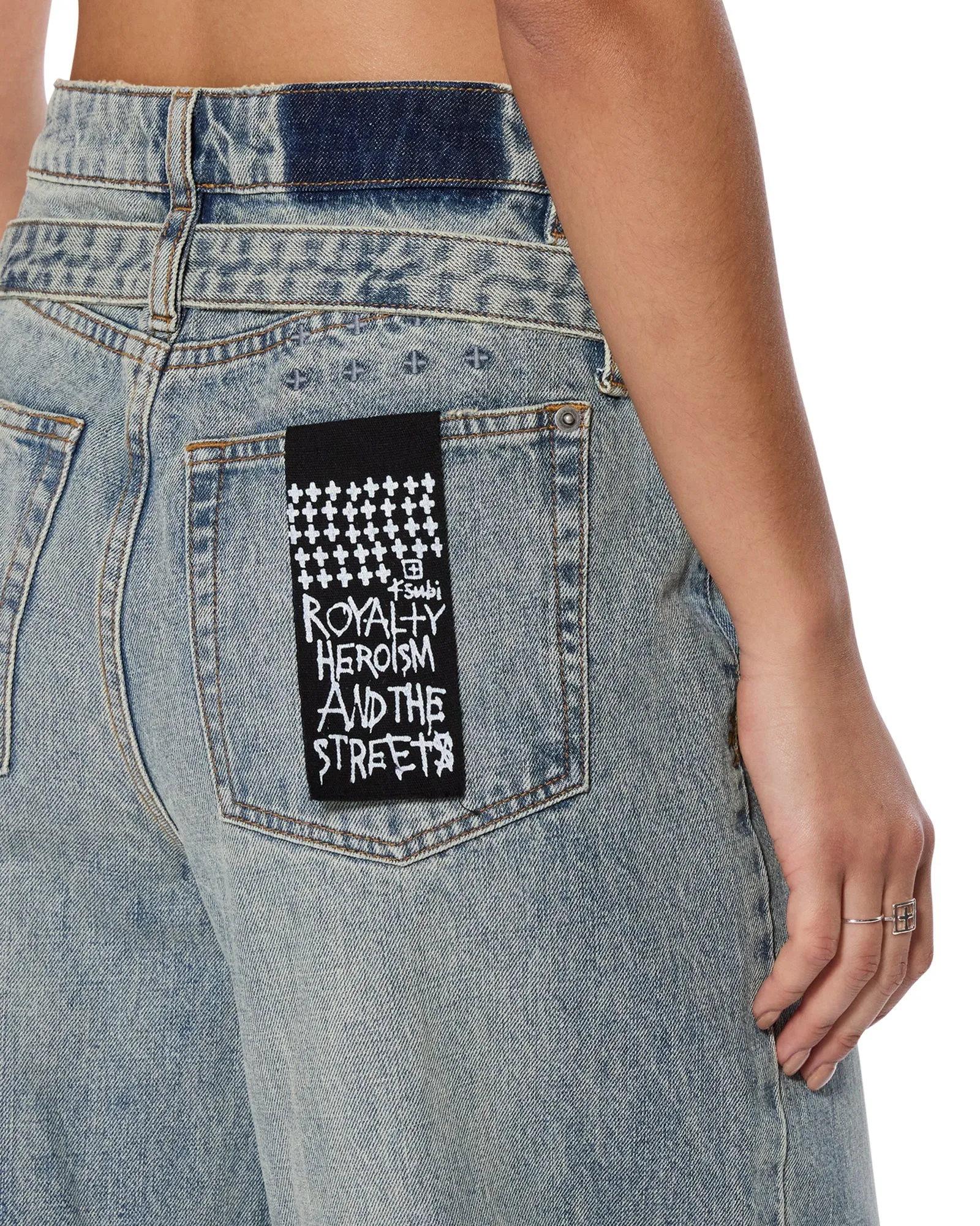 BAGGY JEAN ECHOES Timeless Cut Creative Look Elegant Road Trip