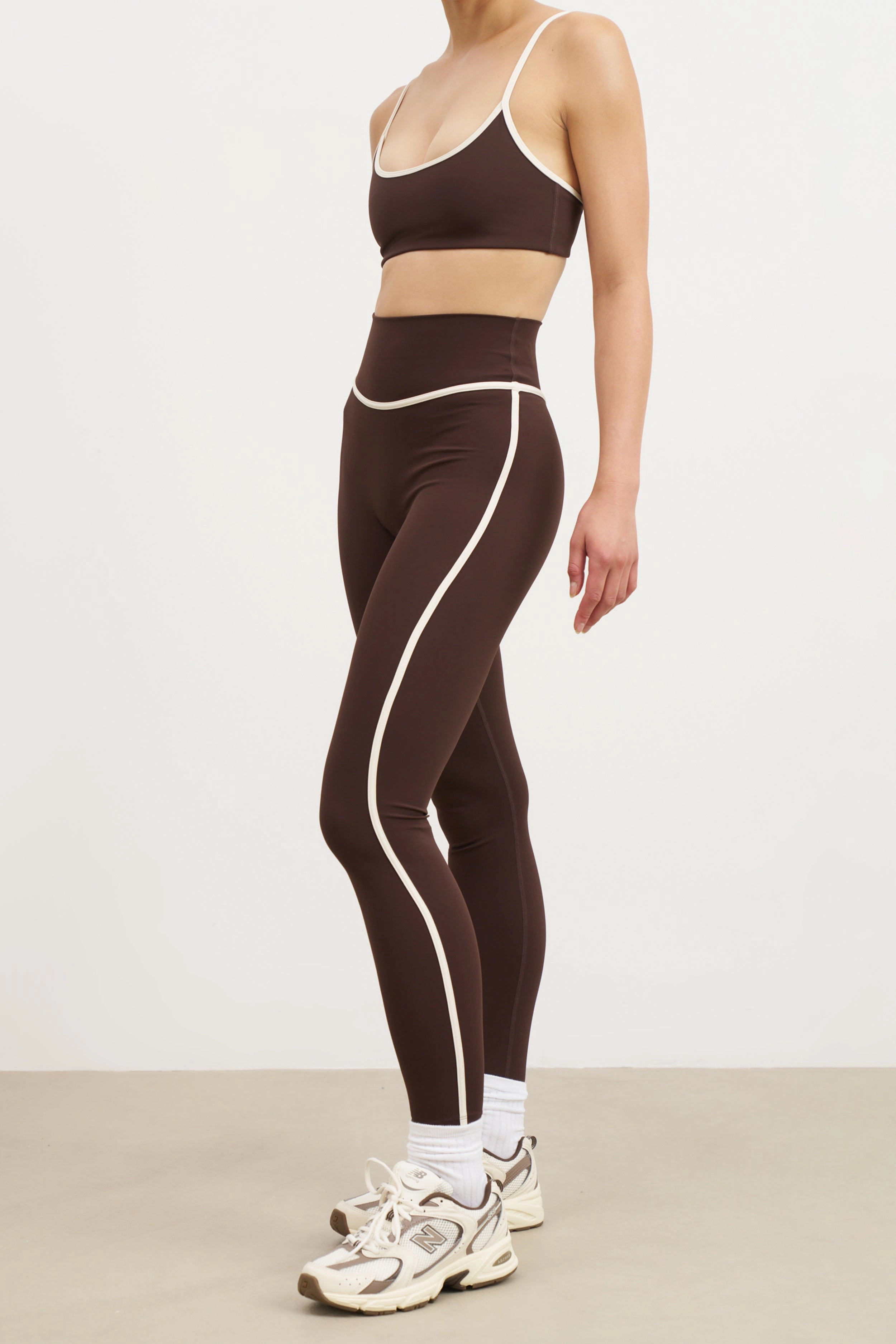Base Contrast Trim Leggings - Carob/Tofu Versatile Design