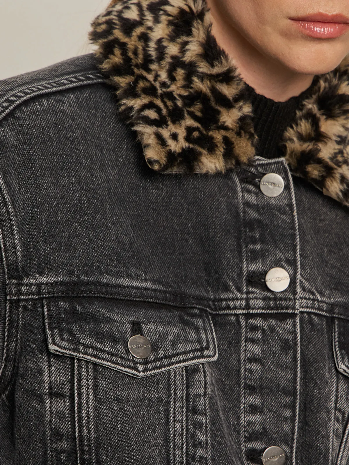 Boyfriend Trucker Jacket Washed Black Denim Festival Outfit Minimalist Style Rainy Day Brunch Outfit