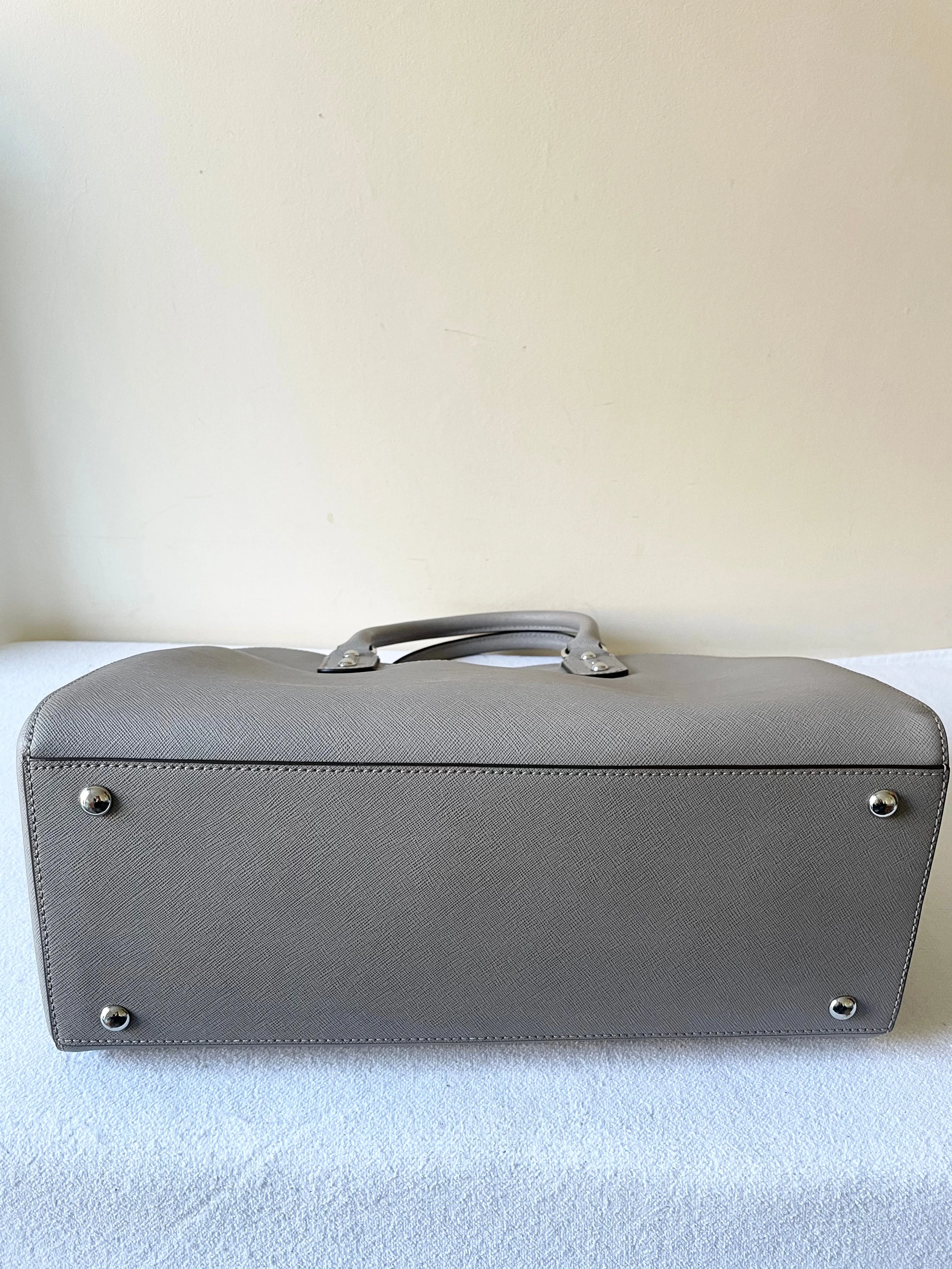BRAND NEW MICHAEL KORS LIGHT GREY LEATHER TOTE BAG WITH DETACHABLE SHOULDER STRAP