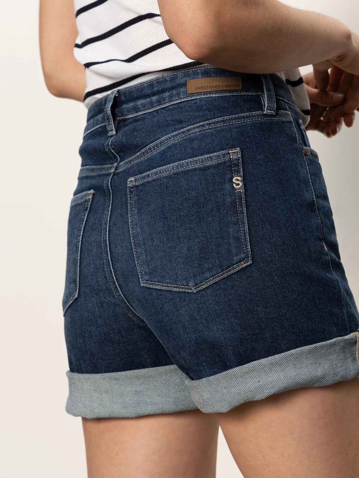 Stretch waistband Effortless Design Cuffed Denim Short Dark