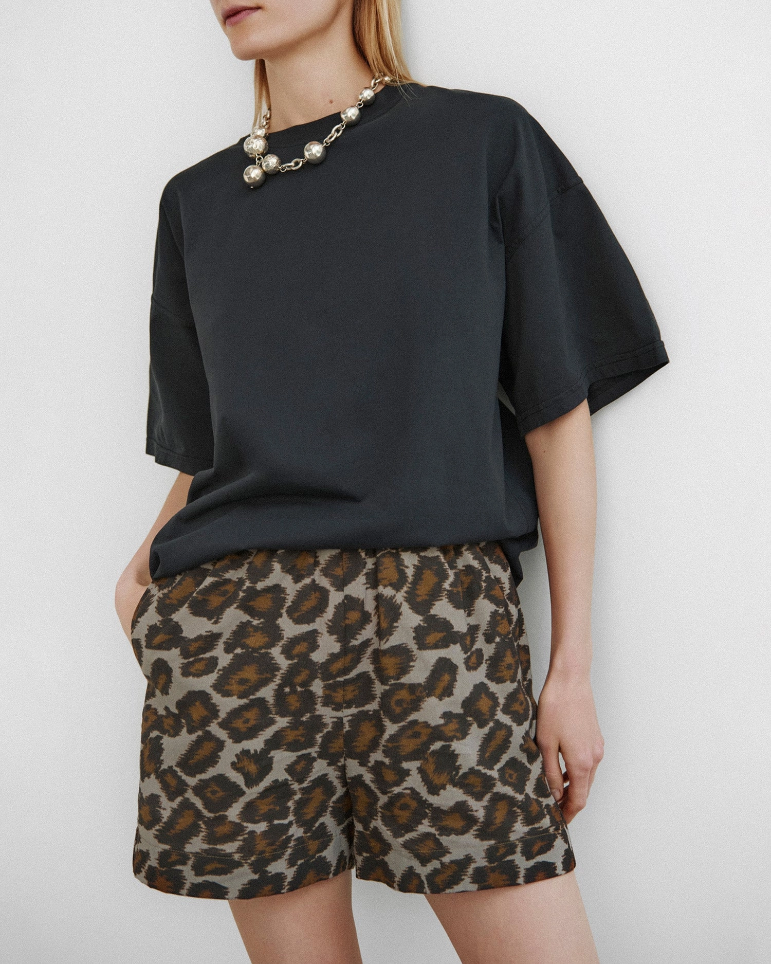 Chic casual Light Waist Dylla - Printed Tailored Cotton Voile Shorts - Crayon Ocelot