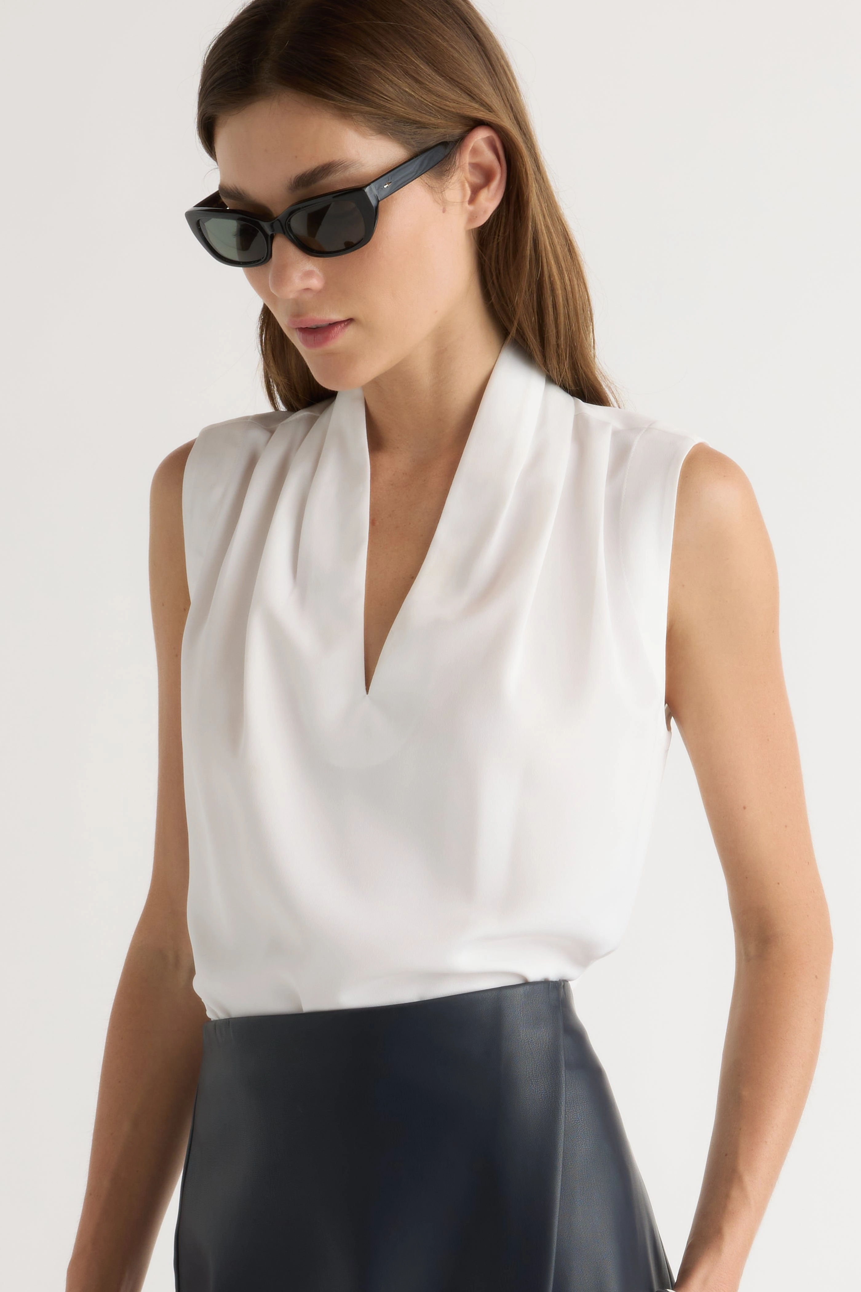 Jae V-Neck Sleeveless Blouse Breathable fabric