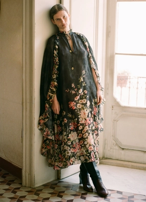 Jolie Cape Dress Timeless Fit Red-Carpet