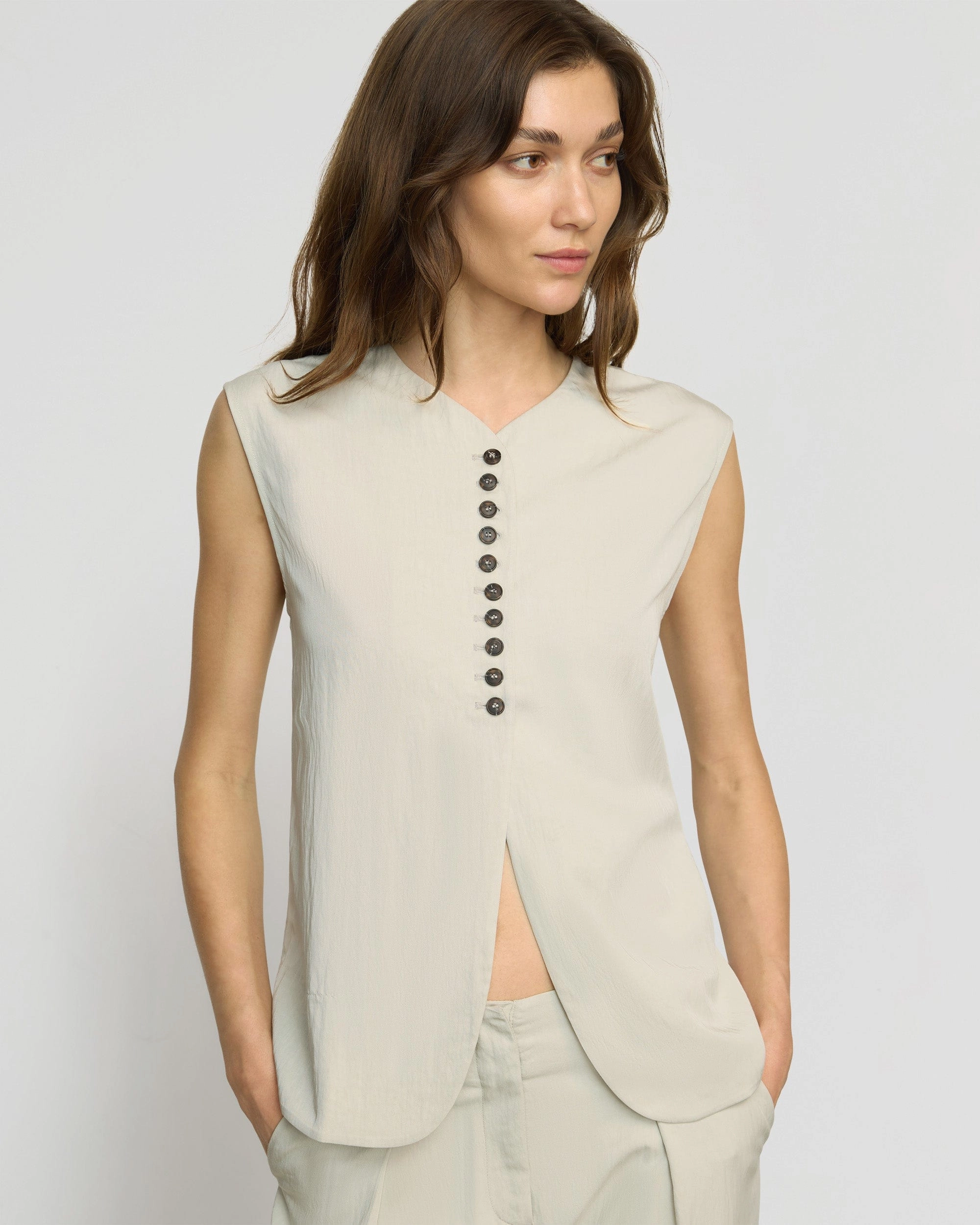 Bonded Seam Construction Light Fabric Zhou Tie-Back Button Vest