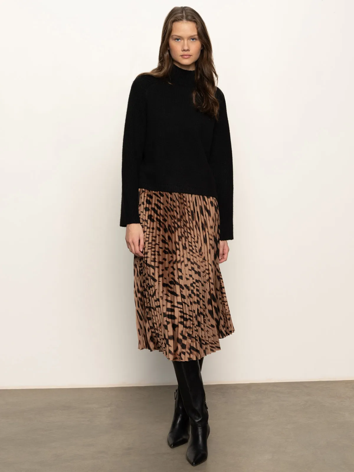 Relaxed Motion Nostalgia Pleated Midi Skirt Mocha Leo