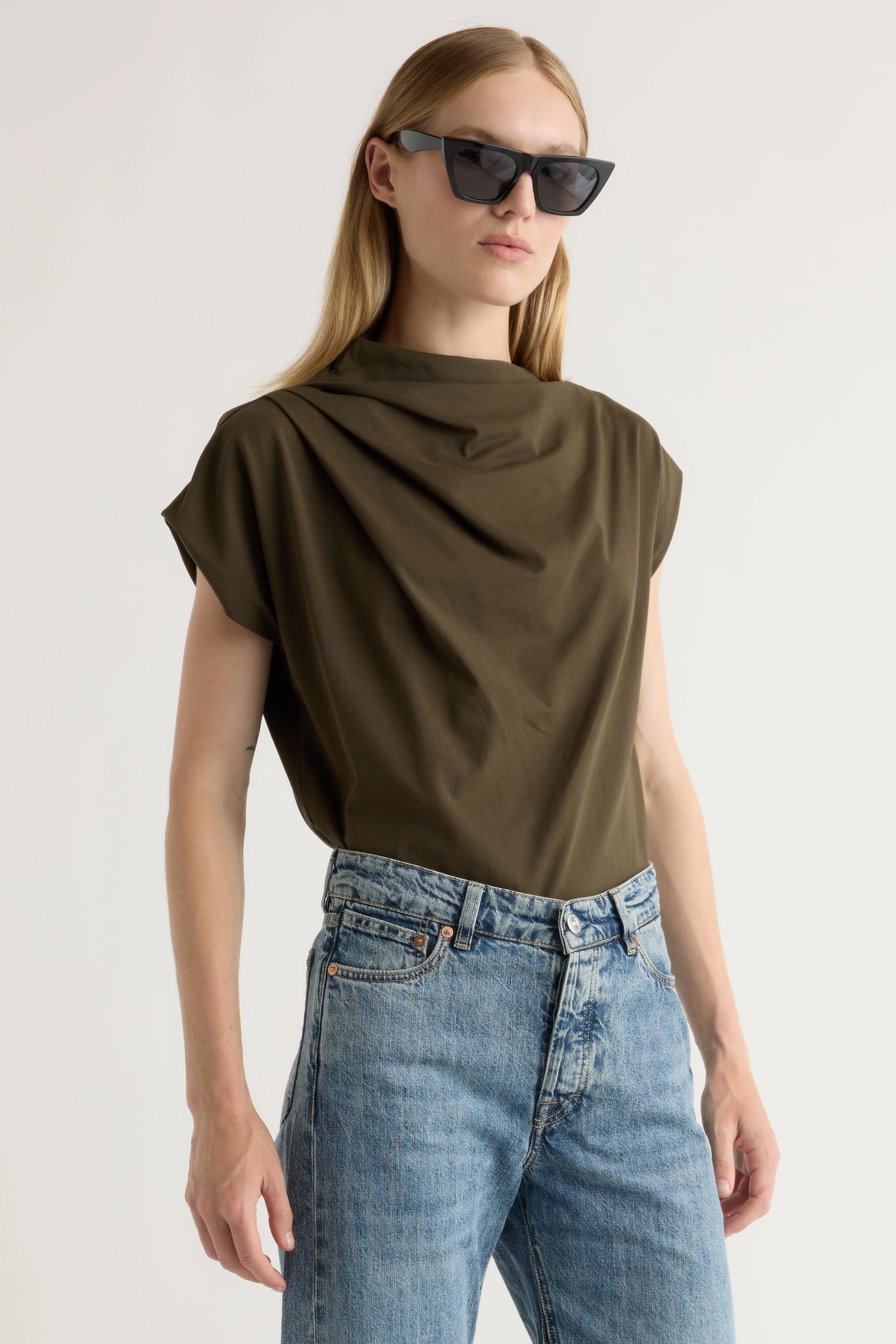 Minimalist Aesthetic Reflective Trim Details Kenny Asymmetric-Neck Tee
