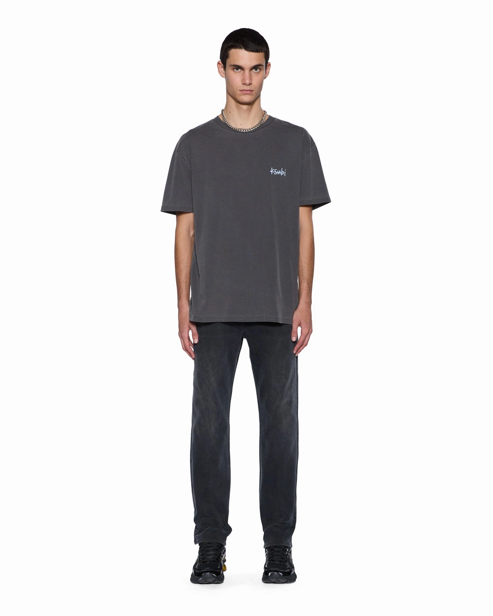 ALL DAY BIGGIE SS TEE CHARCOAL Active Design Day-to-Night Look