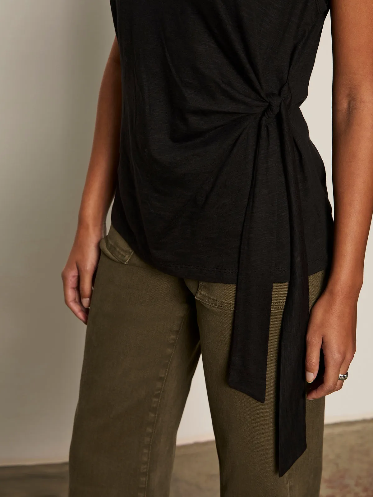 Travel Essential Side Tie Muscle Tee Black