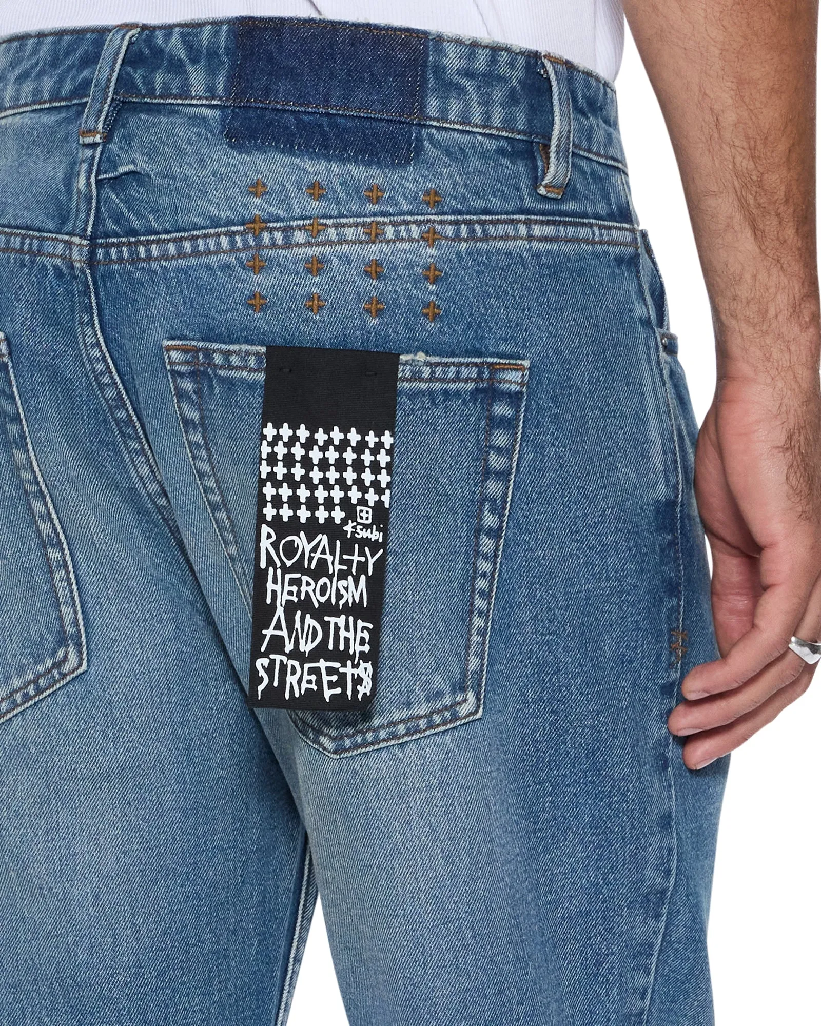 Slim Sunny Vibes Festival Outfit Subtle Look HAZLOW ROADHOUSE REPAIR