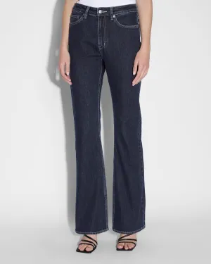 SOHO OBSCURA Comfortable Silhouette Travel Outfit Evening Stroll Minimalist