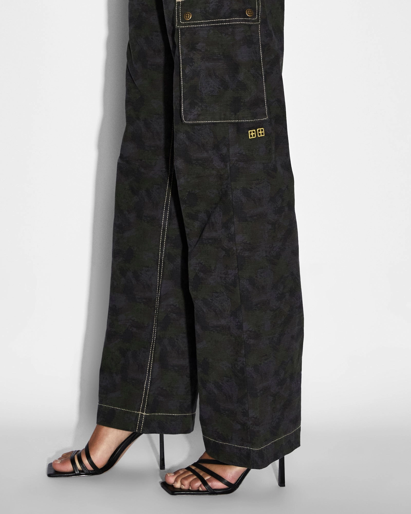 HiddenPockets quick dry SQUAD CARGO CAMO