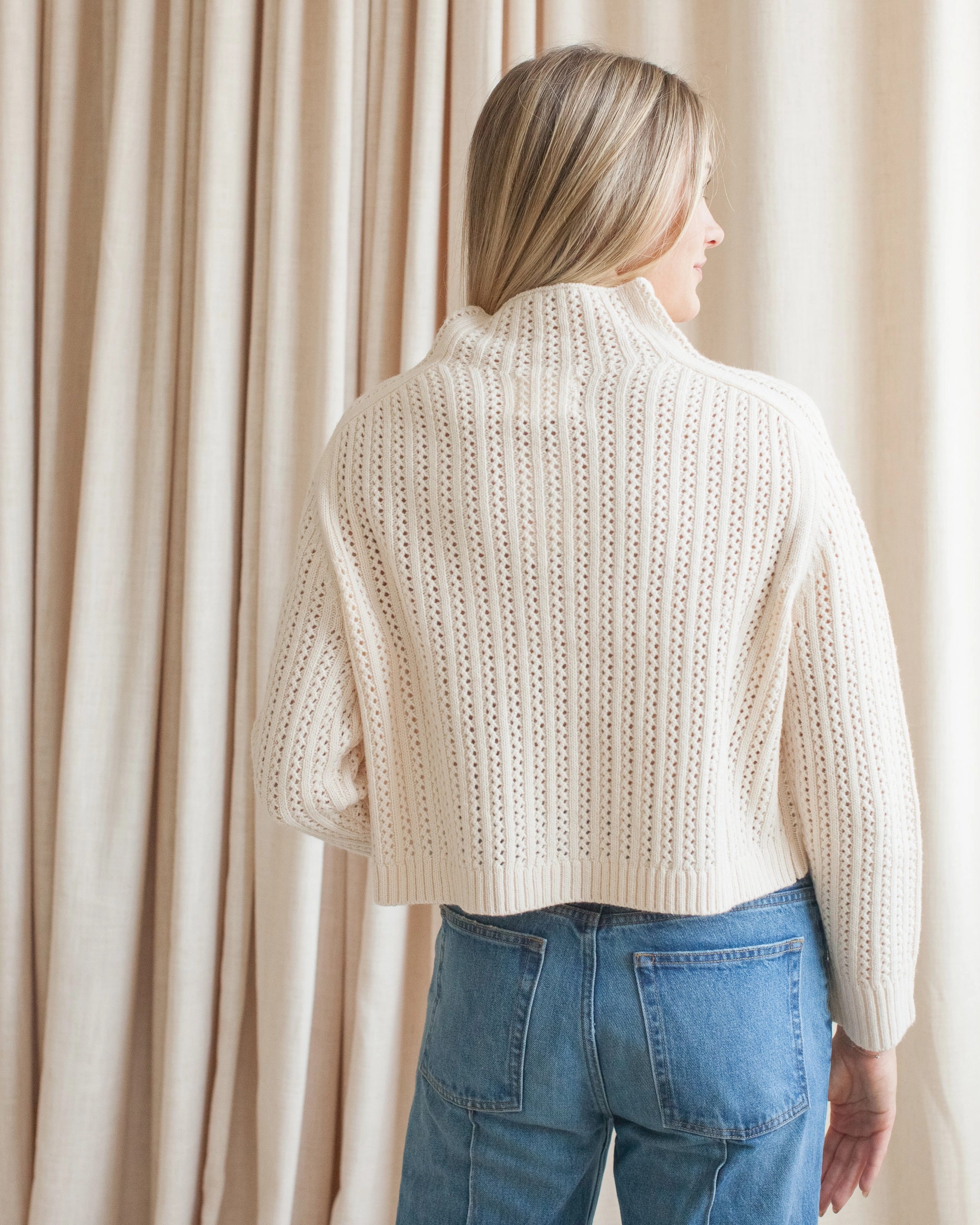 Seasonless Style Gentle Fabric Drew Button Sweater