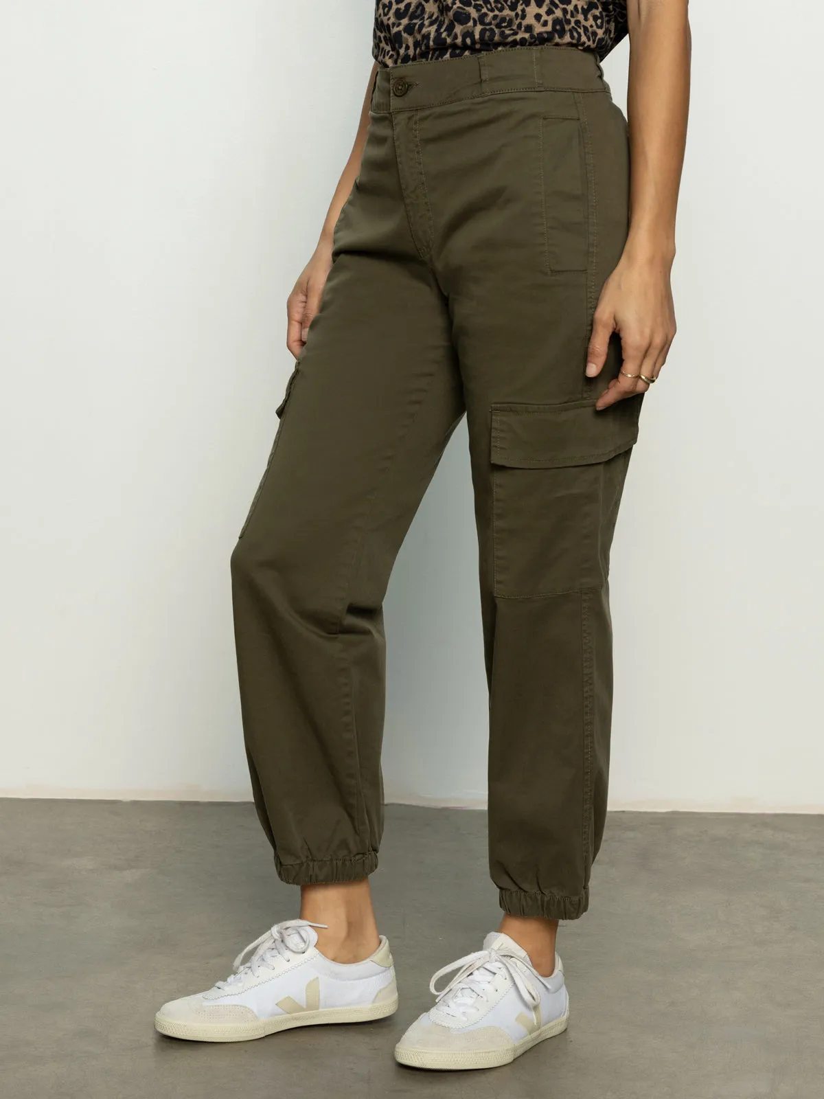 Hydrophobic Threadwork Take Over Jogger Mid-Rise Pant Kalamata