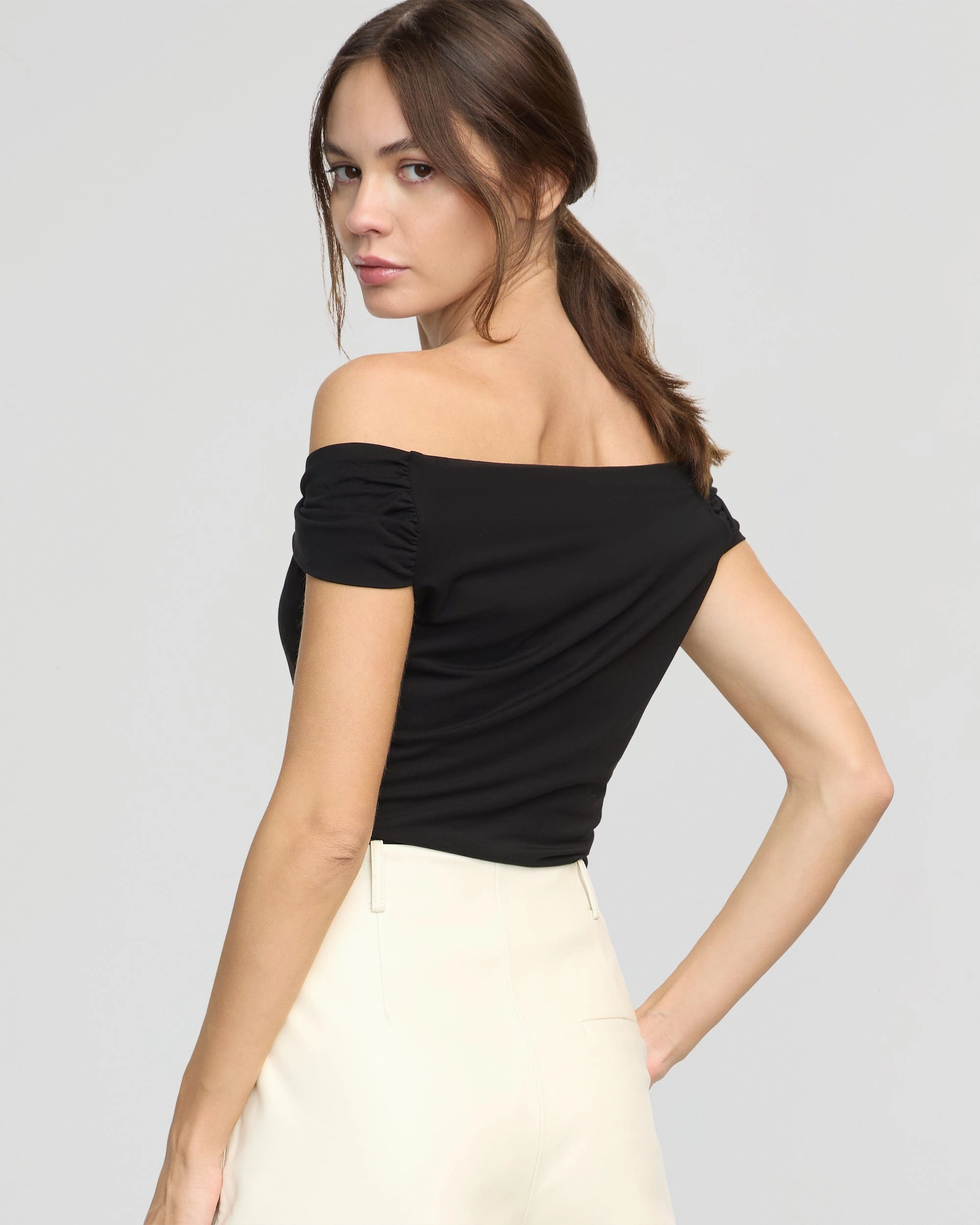 Mai Asymmetric Off-Shoulder Tee QuickDry Performance UltraFineMesh