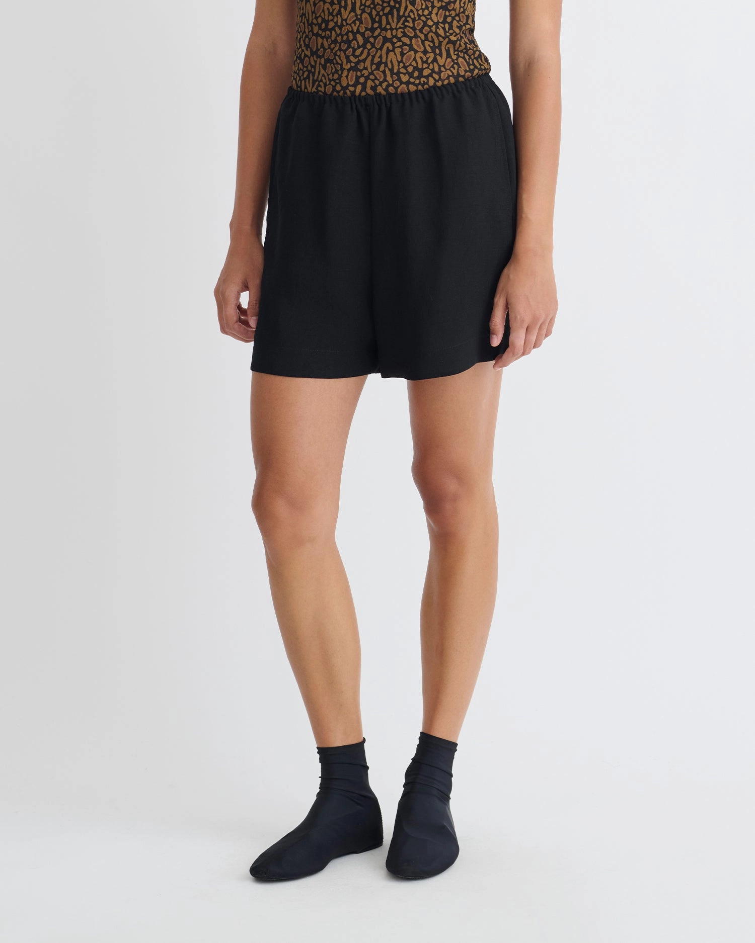 Dylla - Tech Linen Belted Shorts - Black Cool Comfort Curved Waistline