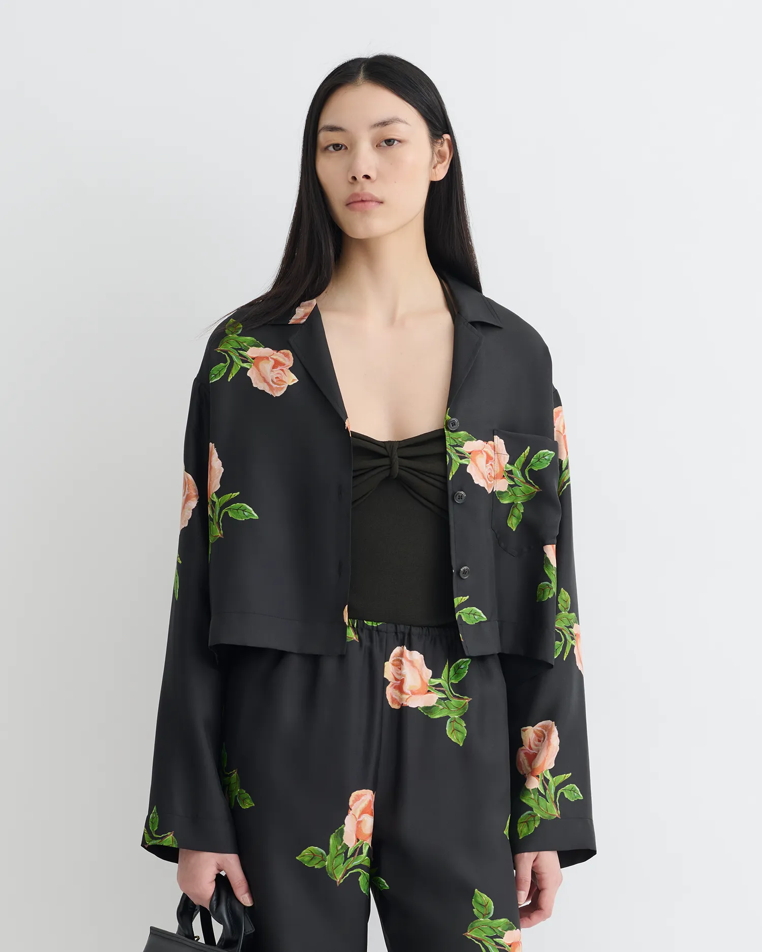 Ergonomic Pattern Cutting Daywear Vally - Cropped Silk Twill Shirt - Off Black/Roses