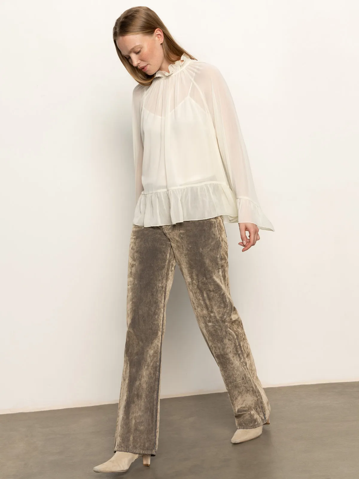 Distressed Details Cadence Relaxed Straight Jean Light Bronze